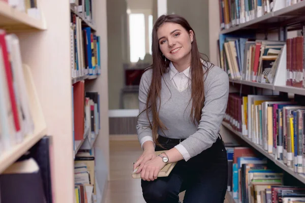 Belle adulte femme internationale étudiant passer la pause à u — Photo