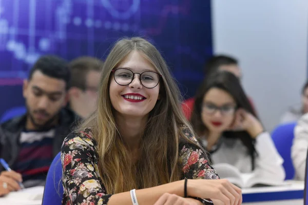 Studenten leven op de campus.Portret van vrouwelijke studenten — Stockfoto