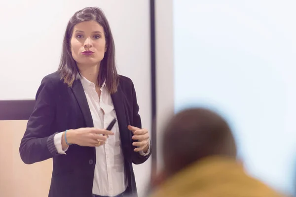 Mooie jonge zakenvrouw, leraar of mentor coach in gesprek met — Stockfoto