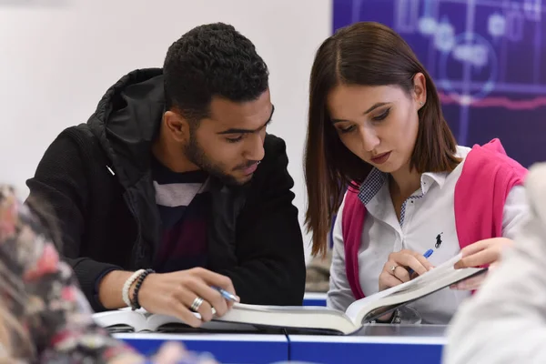 Jonge Studenten Kijken Naar Boeken Leren Moderne Klas Onderwijsconcept — Stockfoto