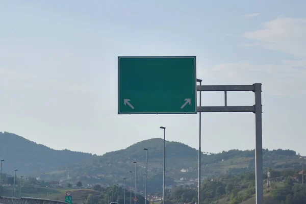 Snelweg en verkeersborden op bewolkte dag. — Stockfoto