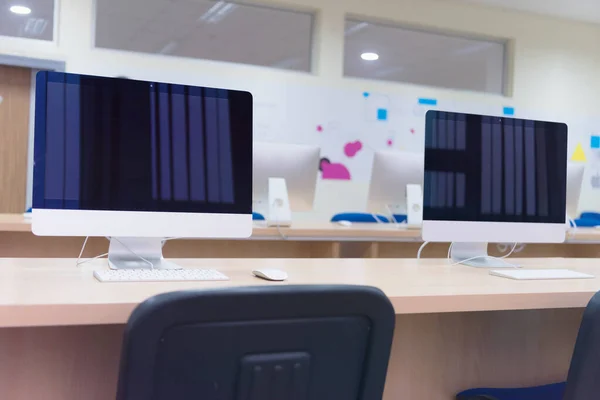 Bureau moderne avec des ordinateurs sur les bureaux. Salle informatique vide dans co — Photo