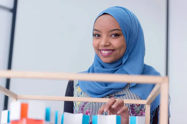 美丽的女穆斯林非洲裔美国建筑系学生 — 图库照片