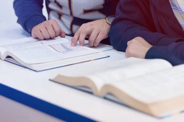 Universiteitsstudenten tijdens de les. Oplossen van problemen samen — Stockfoto