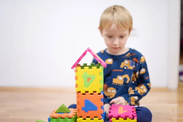 Niño preescolar jugando con bloques de juguetes coloridos. Niño jugando —  Fotos de Stock