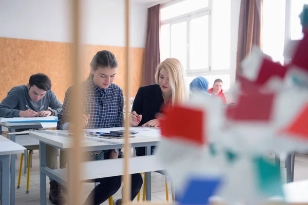 Vrouwelijke architectuurdocent aan het werk. Vrouwelijke professor uit te leggen ar — Stockfoto