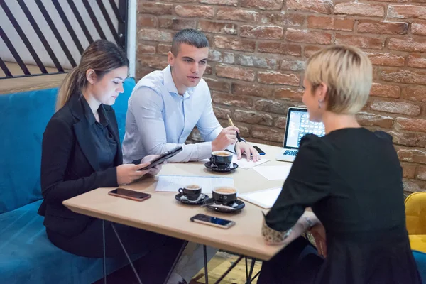 Technológiával foglalkozó multiracionális üzletemberek — Stock Fotó