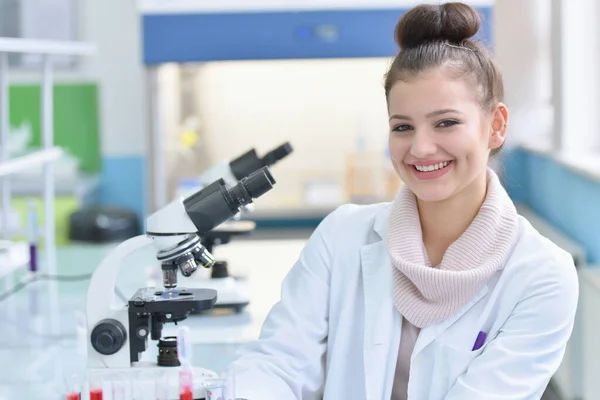 Jonge vrouwelijke mannelijke wetenschapper in een laboratorium doet onderzoek, mic — Stockfoto