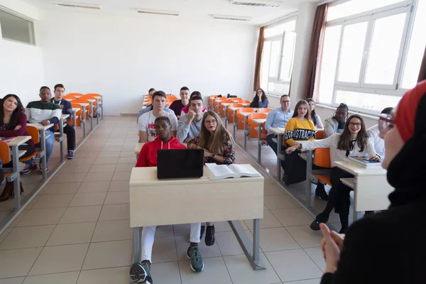 Professoressa musulmana spiegare lezione agli studenti e interagire — Foto Stock