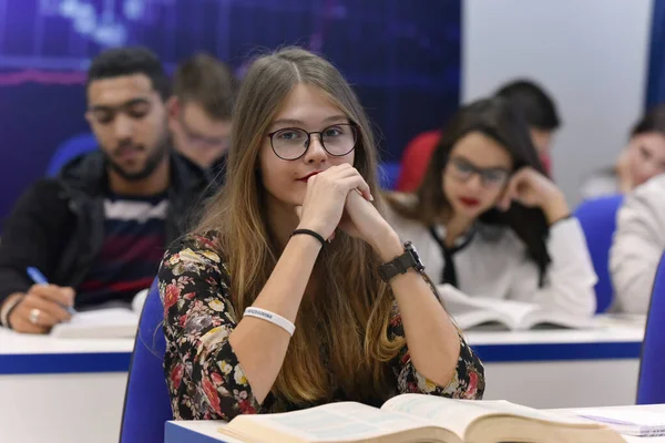 Diákok élet a kampuszon.Portré női főiskolai hallgatók s — Stock Fotó