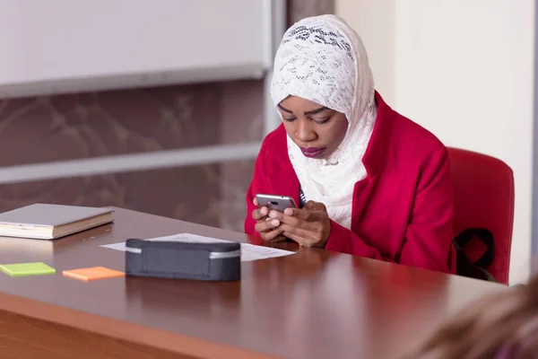 Start-up-Unternehmen Afrikanisch-Amerikanerin bei der täglichen Arbeit an — Stockfoto