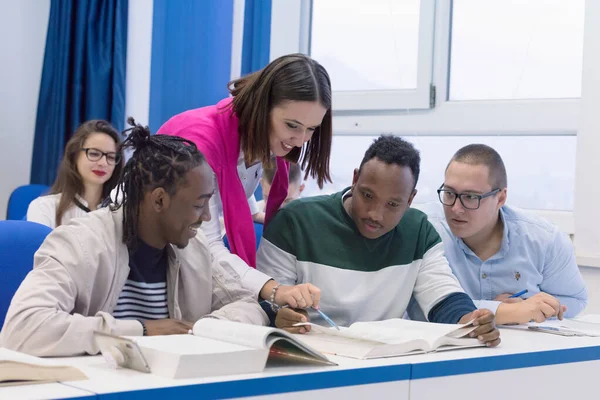 Universiteit gemengd ras Studenten, Afrikaans, Amerikaans en Europees d — Stockfoto