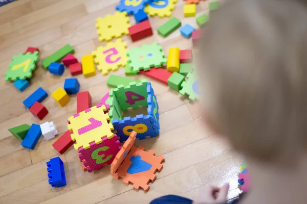 Bambino prescolare che gioca con blocchi di giocattoli colorati. Ragazzo che gioca — Foto Stock