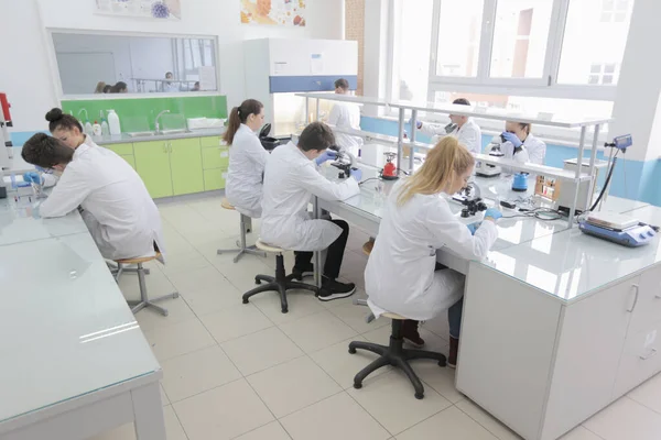 Gruppo di giovani scienziati di laboratorio che lavorano in laboratorio con test tu — Foto Stock