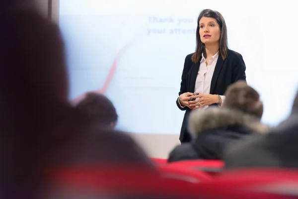 Pretty young businesswoman, teacher or mentor coach speaking to — Stock Photo, Image