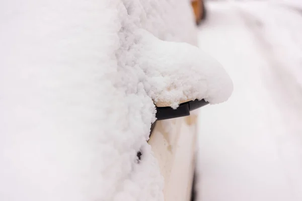 Nel lato strada auto parcheggiate coperte di neve. Auto sotto la neve — Foto Stock