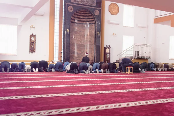 Religiosas oraciones musulmanas rezando juntas dentro de la gran mezquita . —  Fotos de Stock