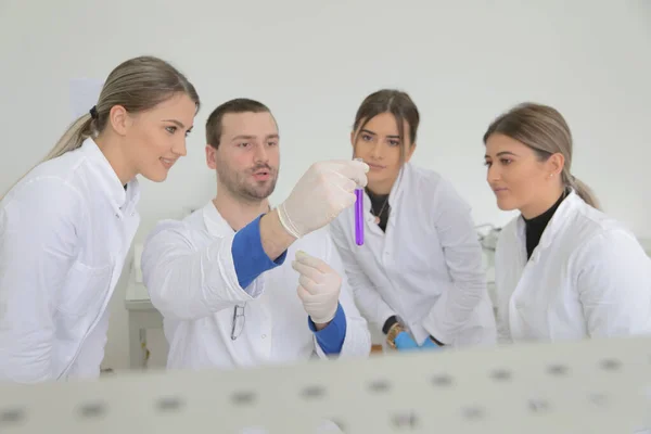 Gruppo di giovani scienziati di laboratorio che lavorano in laboratorio con test tu — Foto Stock