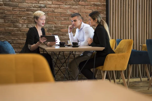 Grupo de jóvenes empresarios que se atreven y debaten — Foto de Stock