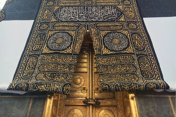 Mecca, Szaúd-Arábia-szeptember 2019. Az ajtó a Kaaba hívást — Stock Fotó