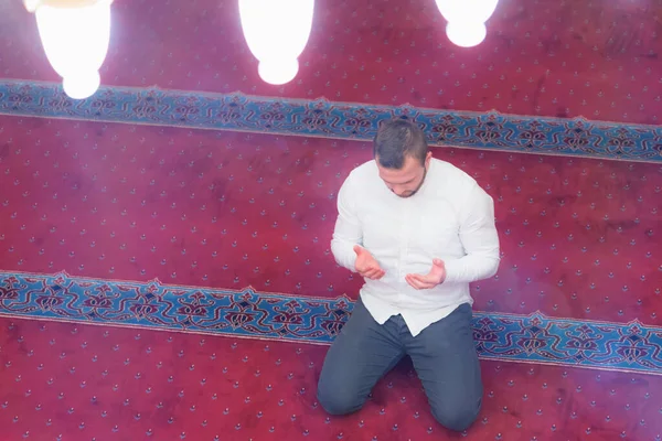 Junger religiöser europäischer muslimischer Mann betet im Inneren der schönen — Stockfoto