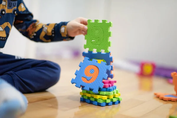 Criança pré-escolar brincando com blocos de brinquedos coloridos. Miúdo a brincar — Fotografia de Stock