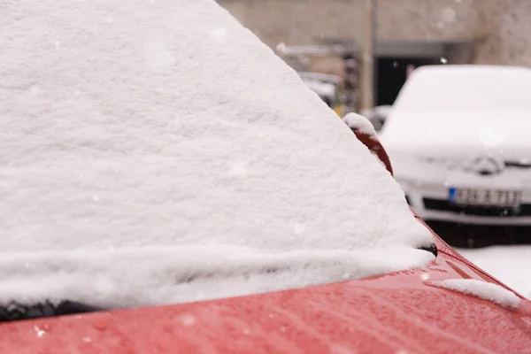 Nel lato strada auto parcheggiate coperte di neve. Auto sotto la neve — Foto Stock