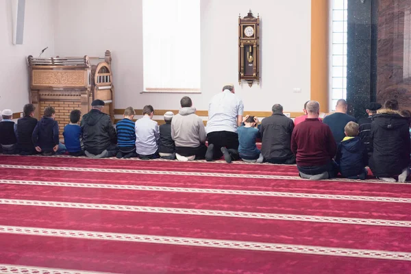 Muslim berdoa bersama-sama di dalam masjid besar . — Stok Foto