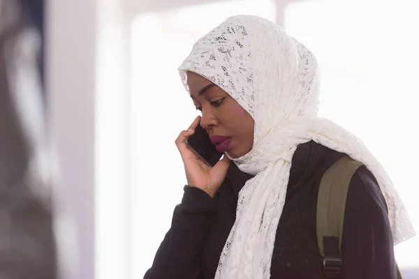 Afro-Amerikaanse moslim bedrijf vrouwelijk telefoon na heden — Stockfoto