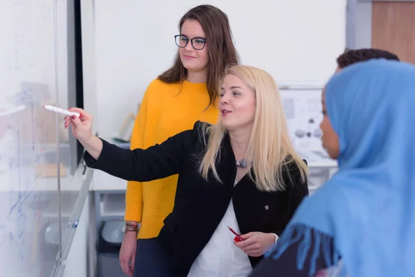 Ženská učitelka architektury v práci. Ženská profesorka vysvětlit ar — Stock fotografie