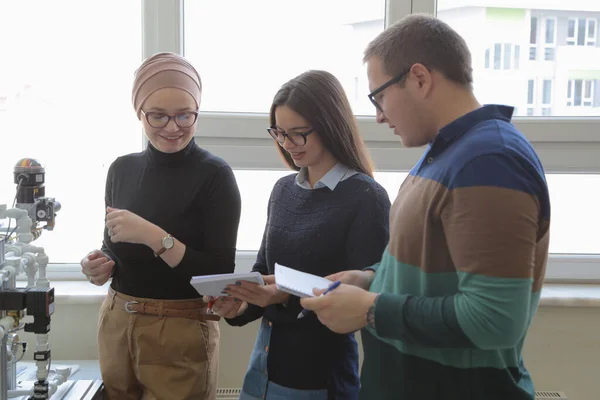 Grupo de jóvenes estudiantes en formación profesional técnica con y — Foto de Stock