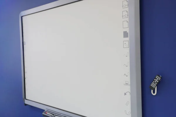 कक्षा में स्मार्ट बोर्ड। इंटरएक्टिव बोर्ड . — स्टॉक फ़ोटो, इमेज