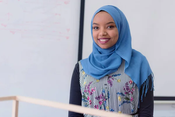 Hermosas mujeres musulmanas afriamericanas estudiante de arquitectura lo que. —  Fotos de Stock