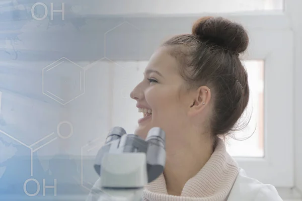 Jonge vrouwelijke laboratoriumwetenschapper werkt in het lab met reageerbuizen — Stockfoto