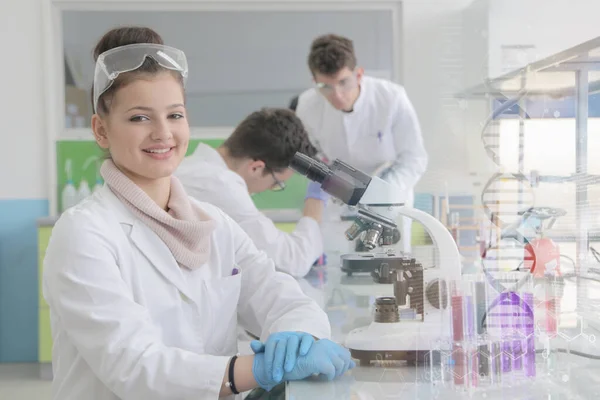 Grupo de jóvenes científicos de laboratorio que trabajan en el laboratorio con test tu —  Fotos de Stock