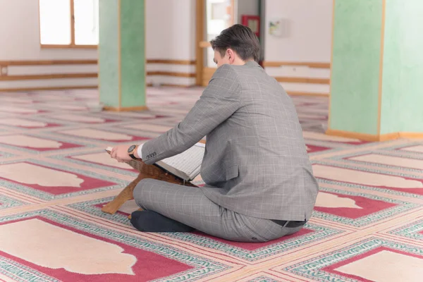 Religioso jovem homem muçulmano hafiz orando dentro da mesquita e r — Fotografia de Stock