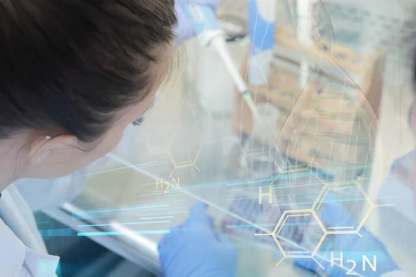 Duas jovens cientistas de laboratório trabalhando no laboratório com teste — Fotografia de Stock