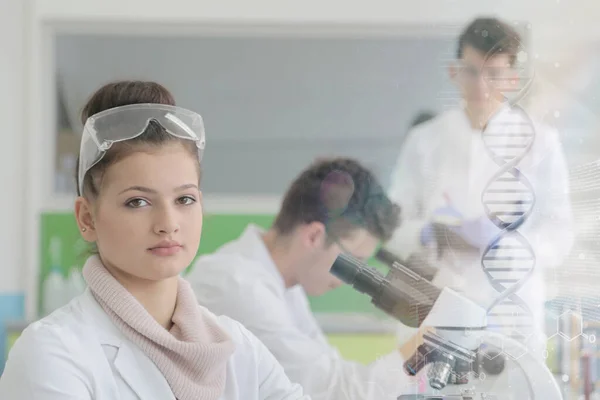 Grupo de jóvenes científicos de laboratorio que trabajan en el laboratorio con test tu — Foto de Stock