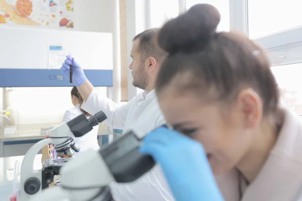 Twee jonge laboratoriumwetenschappers werken in het lab met reageerbuisjes a — Stockfoto