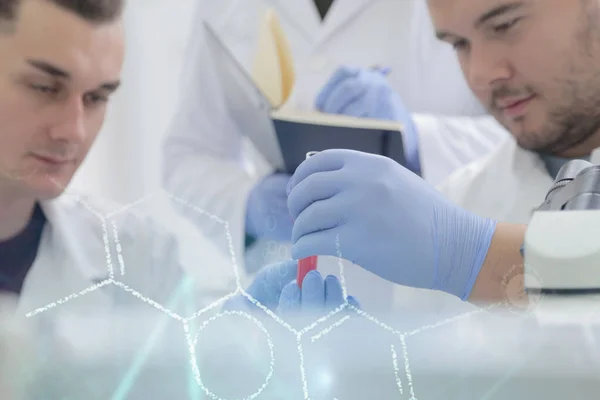 Grupo de jovens cientistas de laboratório que trabalham em laboratório com teste tu — Fotografia de Stock