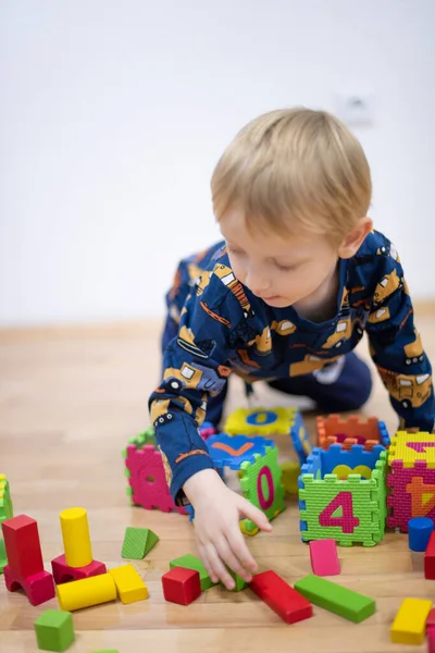 Niño preescolar jugando con bloques de juguetes coloridos. Niño jugando —  Fotos de Stock