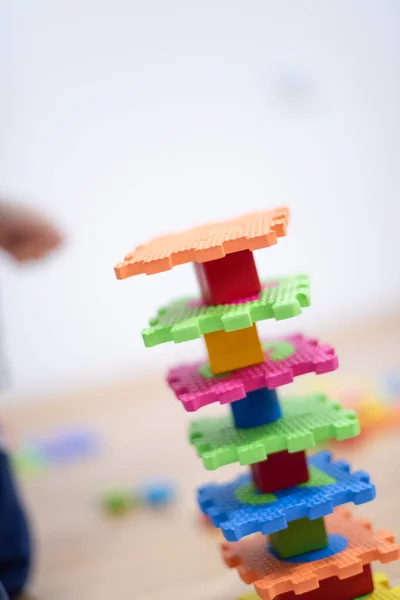 Criança pré-escolar brincando com blocos de brinquedos coloridos. Miúdo a brincar — Fotografia de Stock