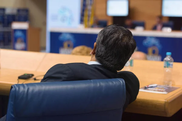 Geschäftsmann im Konferenzraum mit öffentlichem Auftritt — Stockfoto