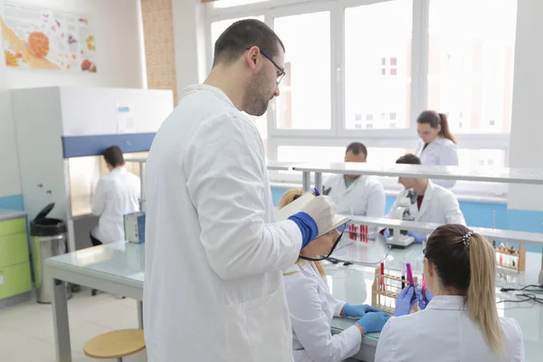 Grupo de jovens cientistas de laboratório que trabalham em laboratório com teste tu — Fotografia de Stock