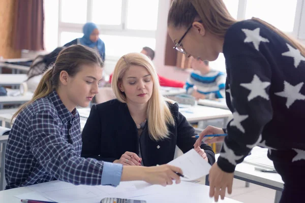 Vrouwelijke architectuurdocent aan het werk. Vrouwelijke professor uit te leggen ar — Stockfoto