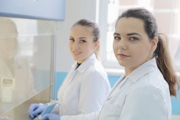 Due giovani scienziate di laboratorio che lavorano in laboratorio con test — Foto Stock