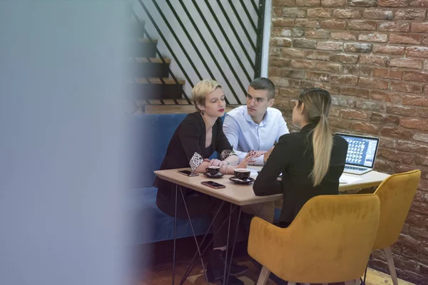 Grupo de jóvenes empresarios que se atreven y debaten — Foto de Stock