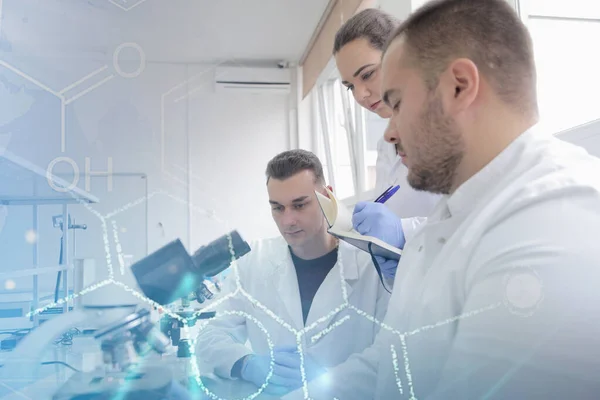 Gruppo di giovani scienziati di laboratorio che lavorano in laboratorio con test tu — Foto Stock