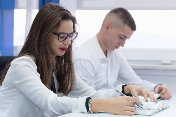 Estudiantes universitarios durante la clase. Resolver juntos los problemas —  Fotos de Stock