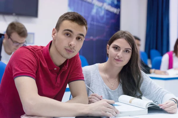 Estudantes universitários durante a aula. Resolver problemas em conjunto — Fotografia de Stock